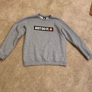 Men nike sweatshirt. Size large. Likely used.